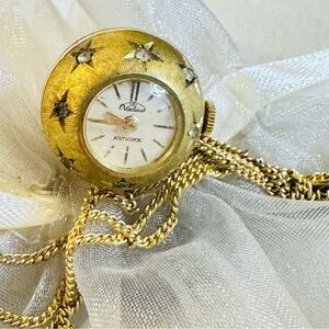 Vtg Nadine Swiss Round Etched Star Motif Watch Ball Pendant & Chain - it works!